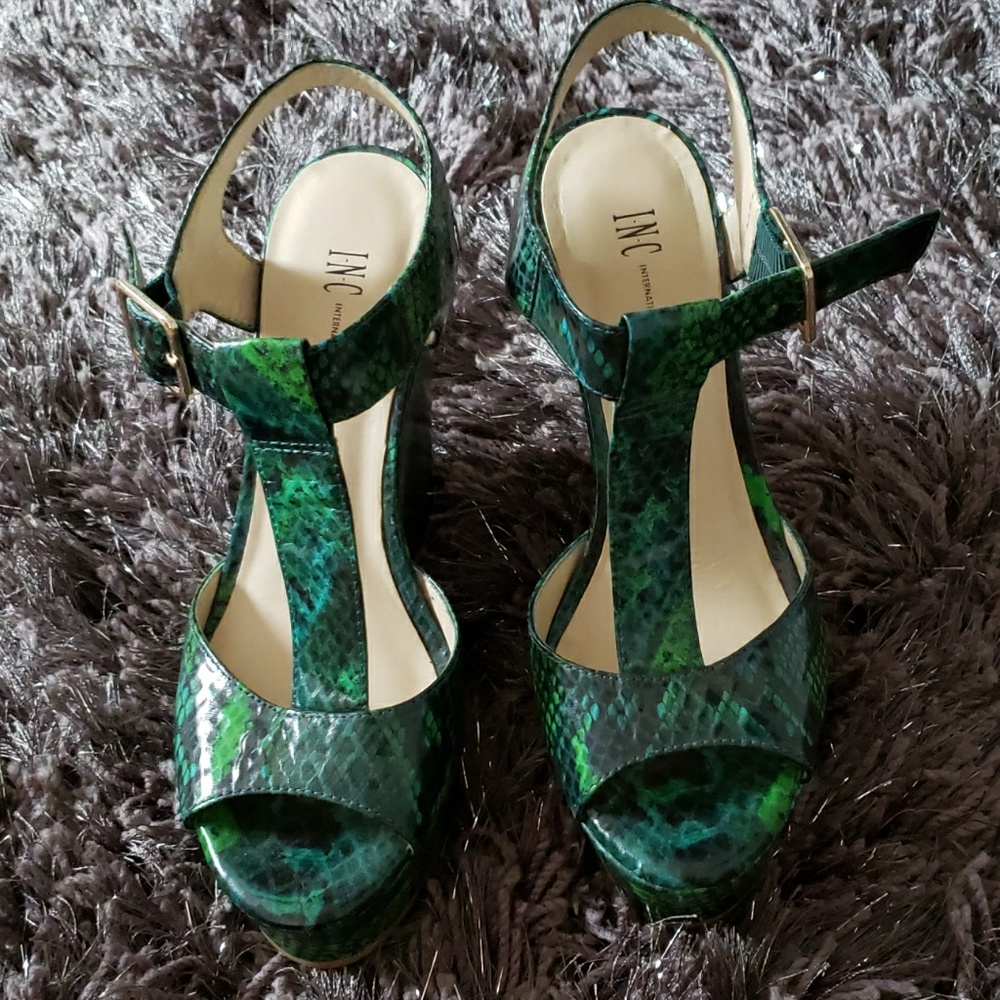 Snakeskin pattern wedges